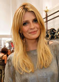 th_57869_celebrity_paradise.comMischaBarton_TheElder_4_122_115lo.jpg