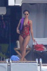 th_410824655_RihannaonheryachtinEzesurMer26.7.2012_01_122_3lo.jpg