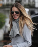 th_29213_celebrity_paradise.com_TheElder_ElleMacpherson2010_10_06_schoolruninLondon8_122_443lo.jpg