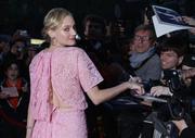 th_35687_Tikipeter_Diane_Kruger_Pieds_Nus_Sur_Des_Limaces_German_Premiere_002_123_499lo.jpg