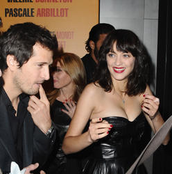 th_84456_MarionCotillard_les_petits_mouchoirs_premiere_016_123_499lo.jpg