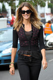 th_83545_celebrity_paradise.com_TheElder_ElleMacpherson7_122_600lo.jpg